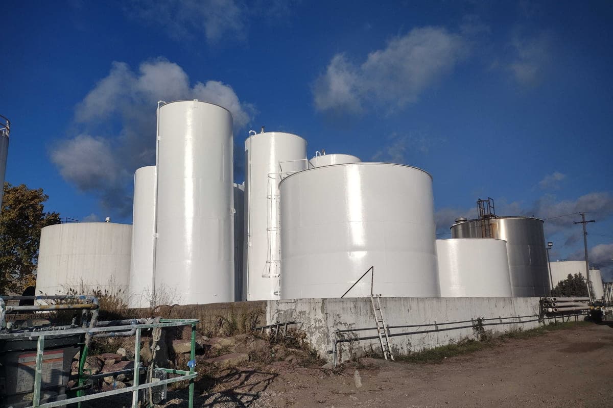 Trailer sandblasting and coating removal